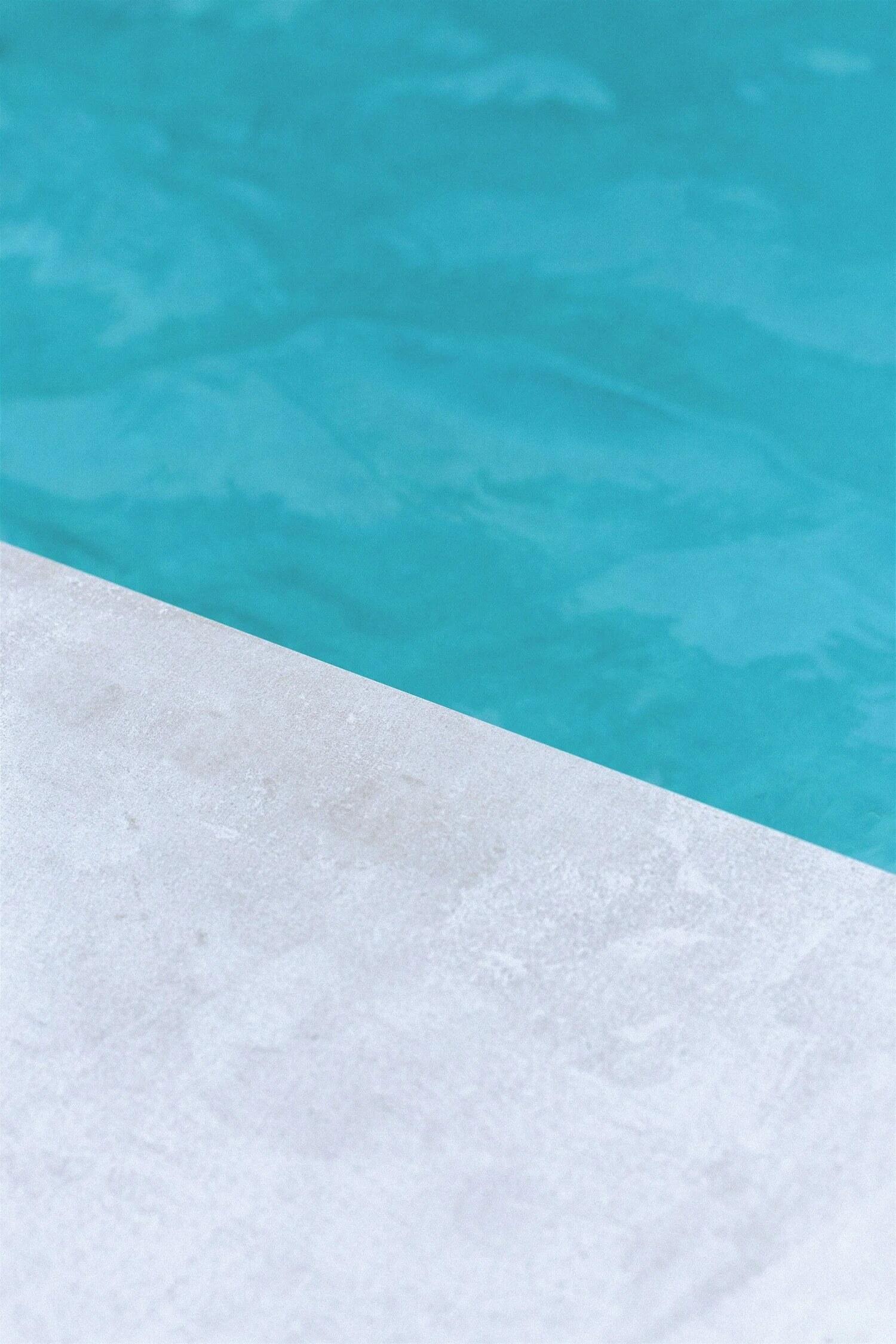 Clear pool water at the edge of an East Orlando backyard pool
